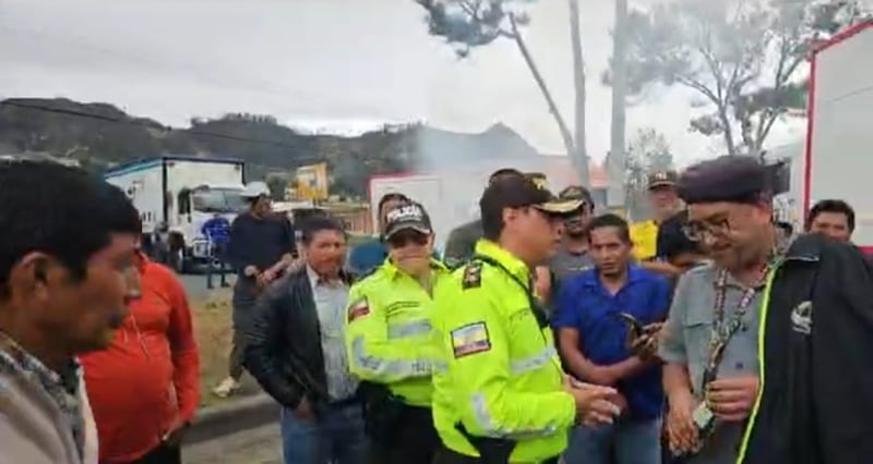 Conductores del transporte pesado en Cuenca cierran las vías
