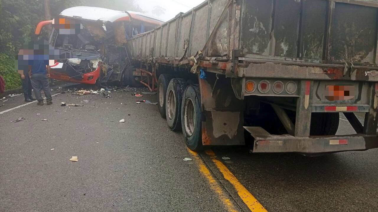 Accidente de tránsito en La Troncal: choque entre bus y tráiler deja 4 heridos