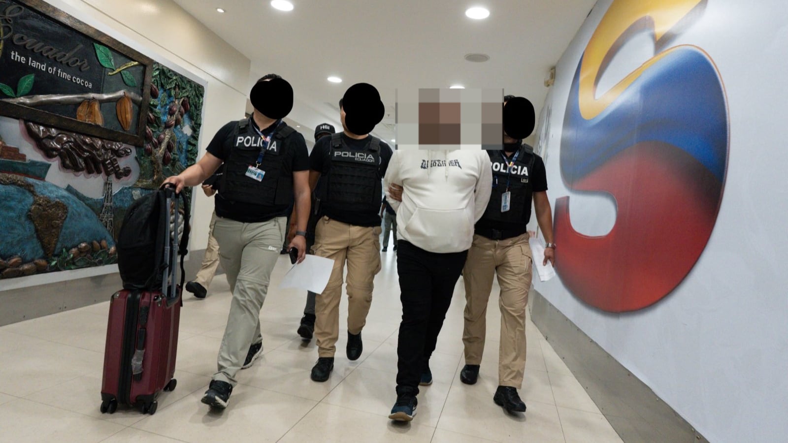 Hasta USD 10.000 por un pasaporte falso: así cayó una red que operaba en Guayas y Tungurahua - Fuente: Ministerio del Interior