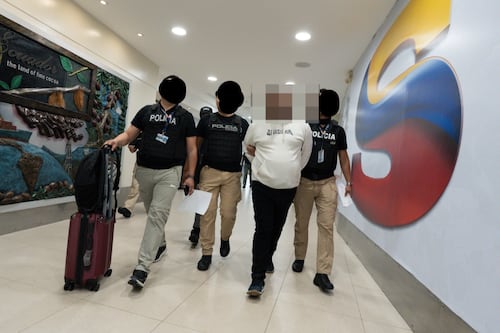 Hasta USD 8.000 por un pasaporte falso: así cayó una red que operaba en Guayas y Tungurahua