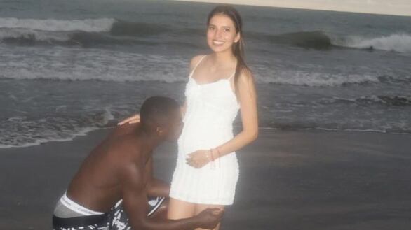 Revelan el género del bebé de Moisés Caicedo y su novia (VIDEO)