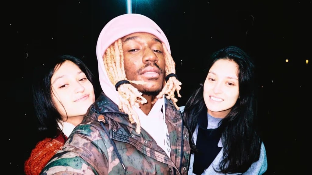 Gemelas revelan que comparten relación con el mismo hombre y generan debate en redes.