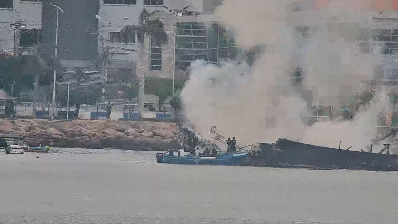 Se reactivó incendio en embarcación afectada por emergencia en el Muelle Pesquero de Manta. Foto: Ecu 911
