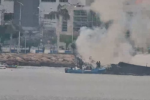 Se reactivó incendio en embarcación afectada por emergencia en el Muelle Pesquero de Manta