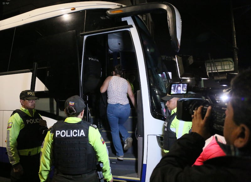 POLICIA TOQUE DE QUEDA EN PICHINCHA