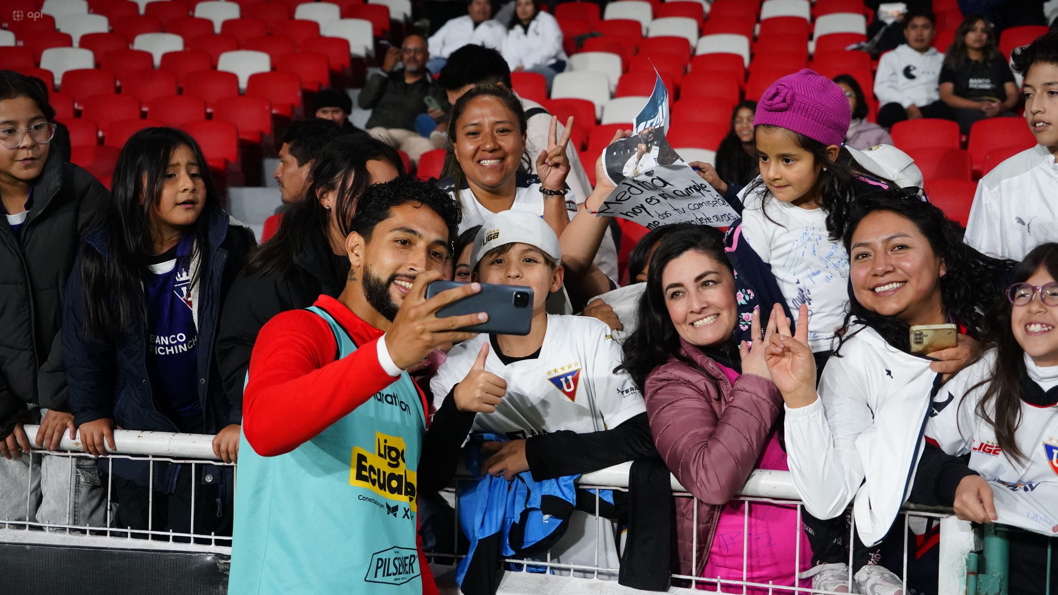 El delantero de LDU, Jaison Medina, se toma una 'selfie' con los hinchas.
API / DANIEL MOLINEROS