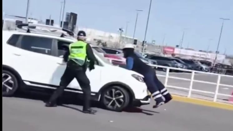 VIDEO: Taxista intenta evadir control de tránsito y arrastra a un agente durante su huida
