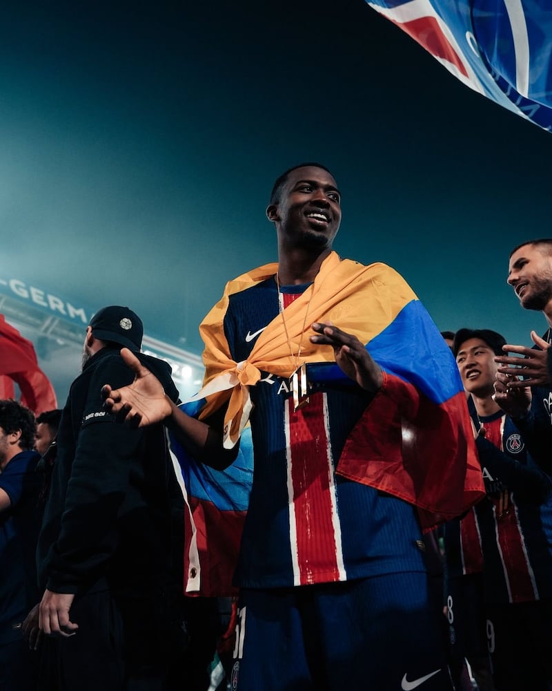 William Pacho nunca se separa de su hogar