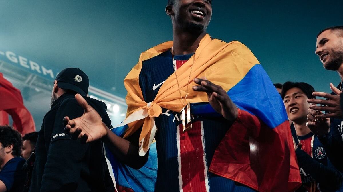 William Pacho nunca se separa de su hogar