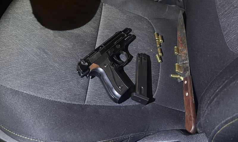 Circulaban en Quito con una pistola y un cuchillo con sangre; en la cajuela guardaban una chompa ensangrentada