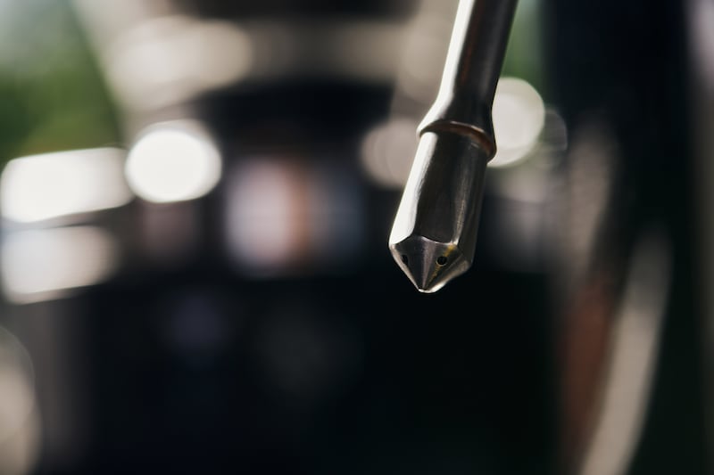 Le clavaron un destornillador en la cabeza y sobrevivió