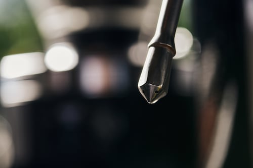 Le clavaron un destornillador en la cabeza en plena calle… y sobrevivió