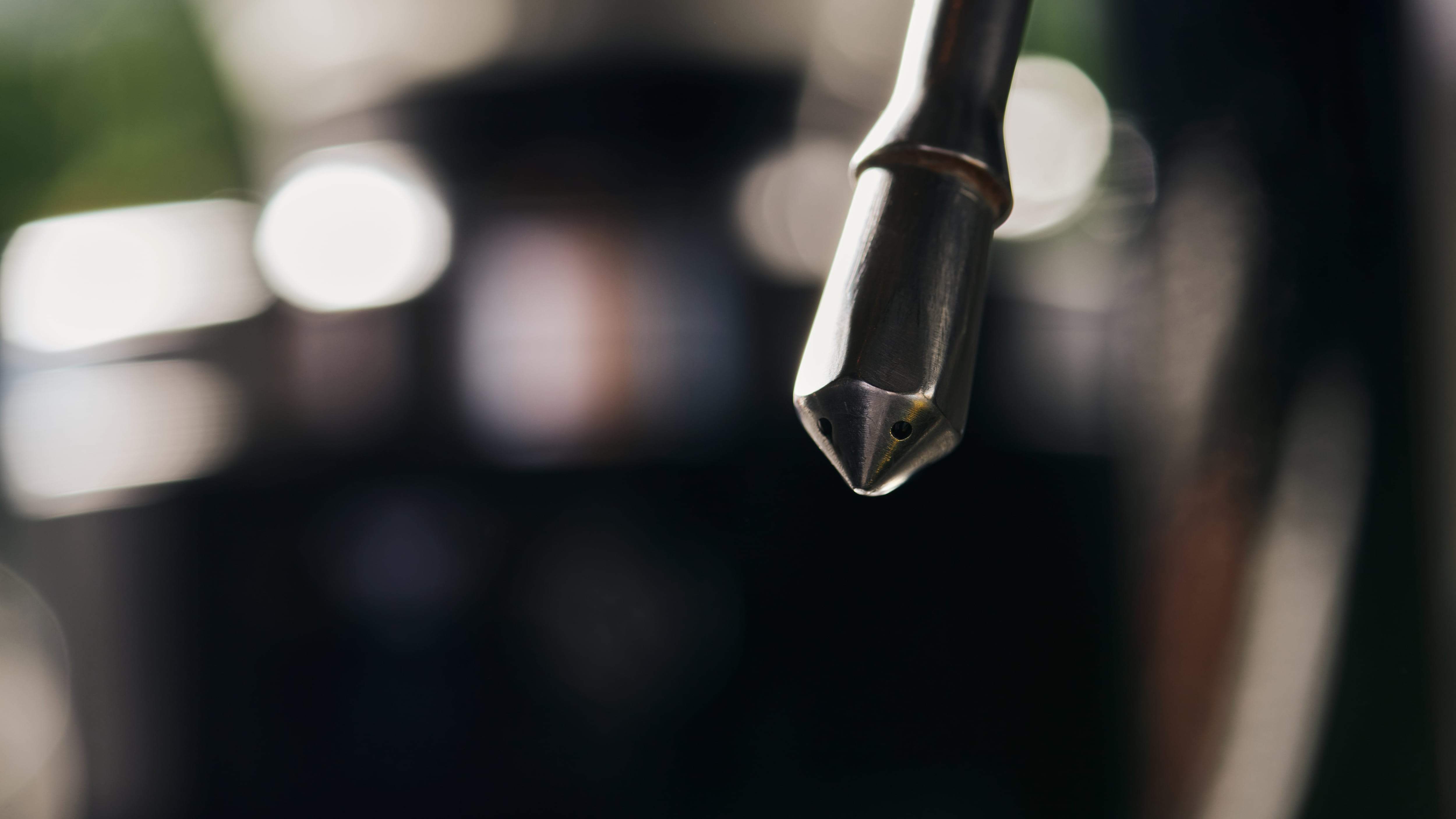 Le clavaron un destornillador en la cabeza y sobrevivió