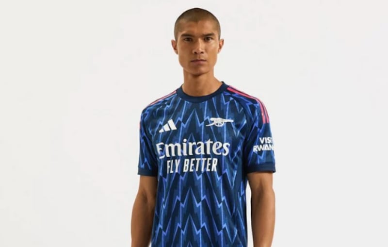 Equipación del Arsenal que usará Piero Hincapié.