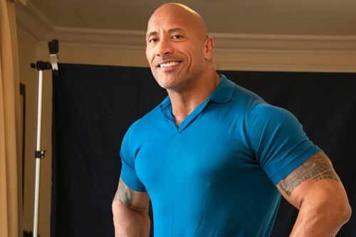 ¡Mira cómo reaccionaron los fanáticos de “La Roca” cuando se lo encontraron en su carro!