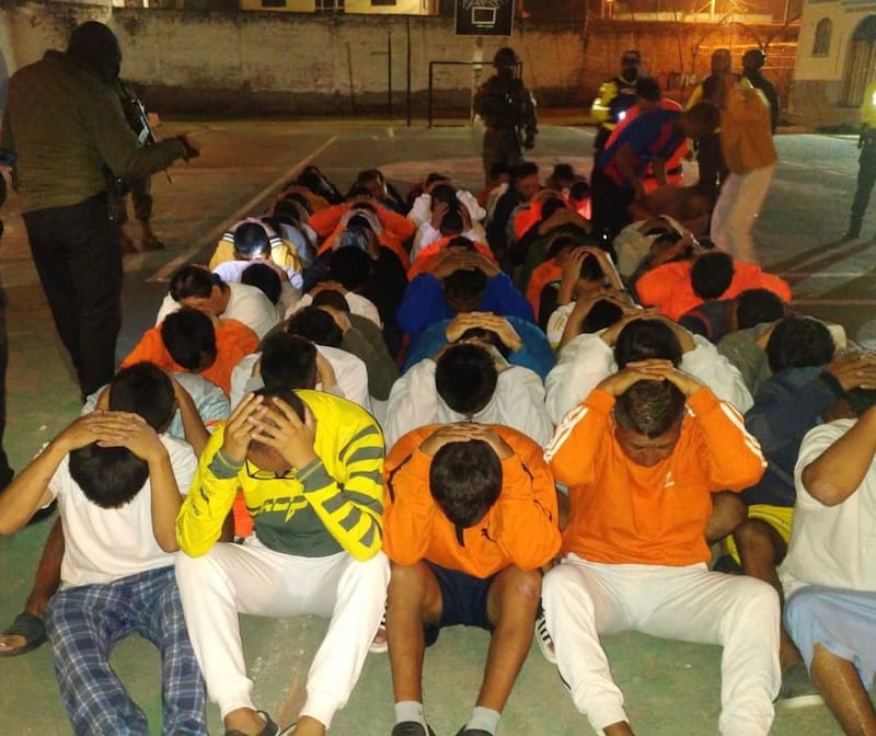 Operativo navideño en la cárcel de Riobamba deja el decomiso de teléfonos, chips, un congelador y otros objetos prohibidos. Foto: Cortesía