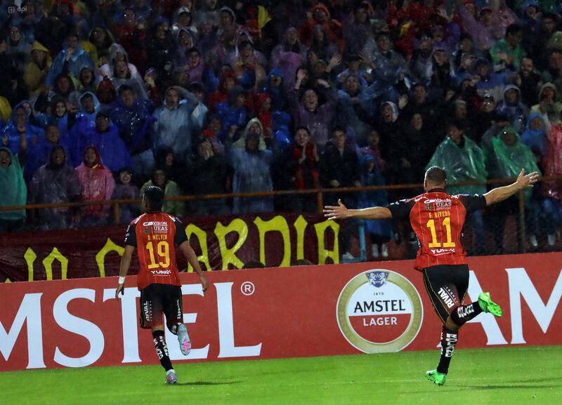 Deportivo Cuenca celebró en el estadio Alejandro Serrano Aguilar su clasificación a la fase de grupos de la Copa Sudamericana tras vencer 3-0 a Libertad FC.