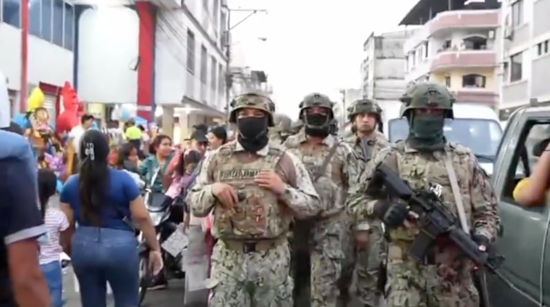 Militares patrullan la 6 de Marzo, una de las zonas más concurridas para comprar monigotes.