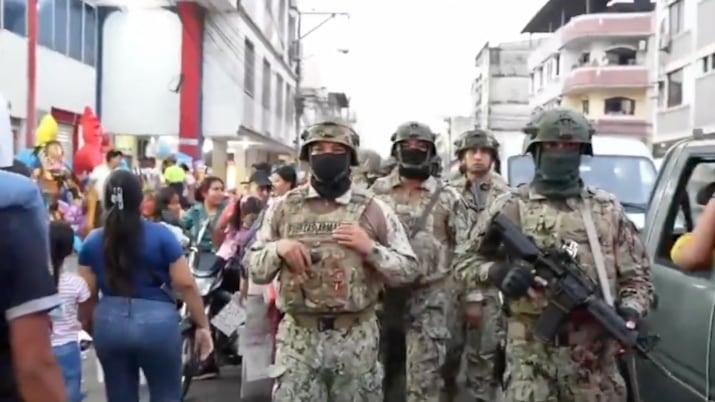 Militares patrullan la 6 de Marzo, una de las zonas más concurridas para comprar monigotes.