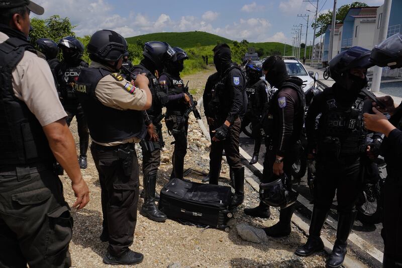 Guayaquil, viernes 07 de marzo del 2025
La Policía en conjunto con las fuerzas Armadas allanaron varias viviendas del plan habitacional Sueño Guayaquileño, que según denuncias esta "tomado" por el GDO de los Tiguerones. en la gráfica la Policía encuentra un maletin con armas largas.
Fotos: César Muñoz/API