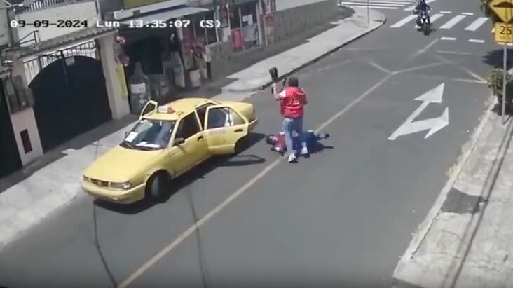 VIDEO: el momento en que sacapintas asaltaron a una mujer en el norte de Quito