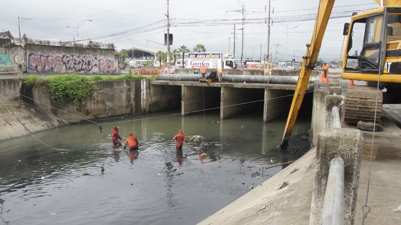 Los trabajos incluyen la limpieza de canales, en el noroeste de Guayaquil.