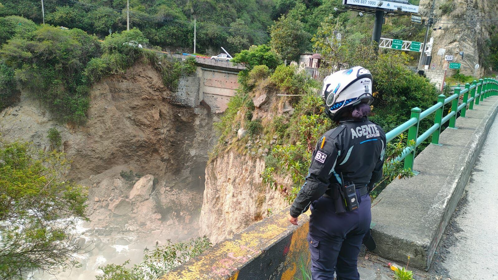 Deslizamiento de tierra Guápulo a la altura del puente del Machángara