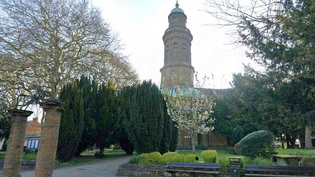 Mujer fue violada en grupo en un cementerio por un grupo de hombres en Reino Unido