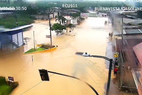 Río Buenavista se desborda en Pasaje y provoca inundaciones: una persona fue rescatada