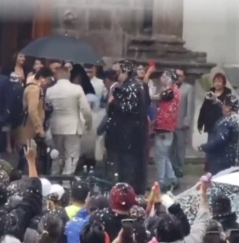Novia fue bañada en espuma durante Carnaval.
