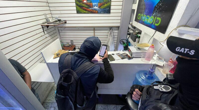 Cerca de 100 celulares fueron decomisados durante operativo en el Centro Comercial Montúfar de Quito