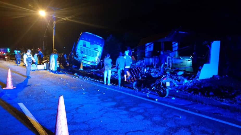 Una persona fallecida deja accidente donde un bus se impactó contra un quiosco en la vía Alóag–Santo Domingo