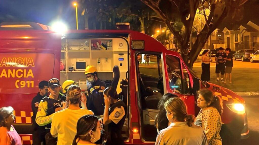 Un conductor embistió con su vehículo el portón de ingreso y lo derribó, dejando a un guardia de seguridad herido.
