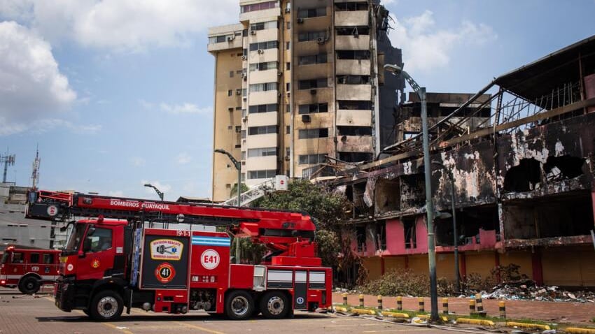 Tras el cierre del edificio en el centro de Guayaquil, los propietarios deben costear grúas privadas y maniobras extremas para recuperar sus bienes.