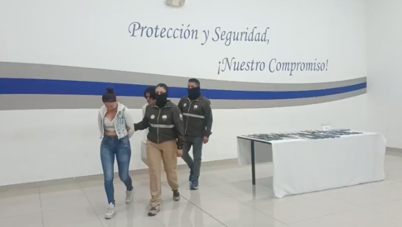 Decenas de celulares robados estaban encaletados en el techo de un local del Centro Comercial Montúfar, en Quito