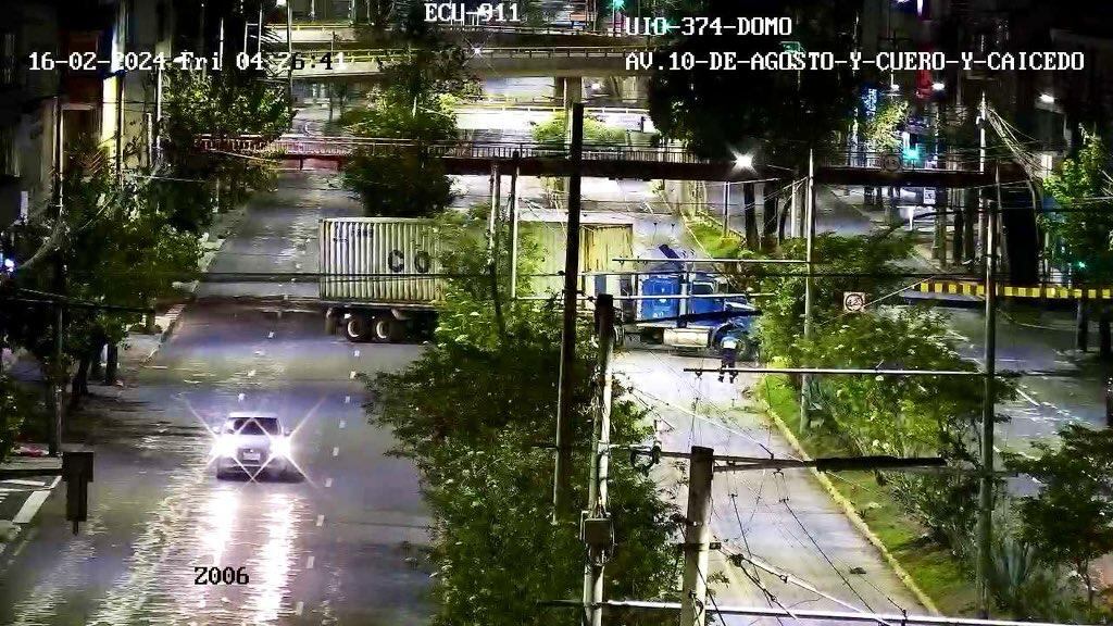 Tráiler se impactó en carril exclusivo del Trole en la avenida 10 de agosto, centro norte de Quito
