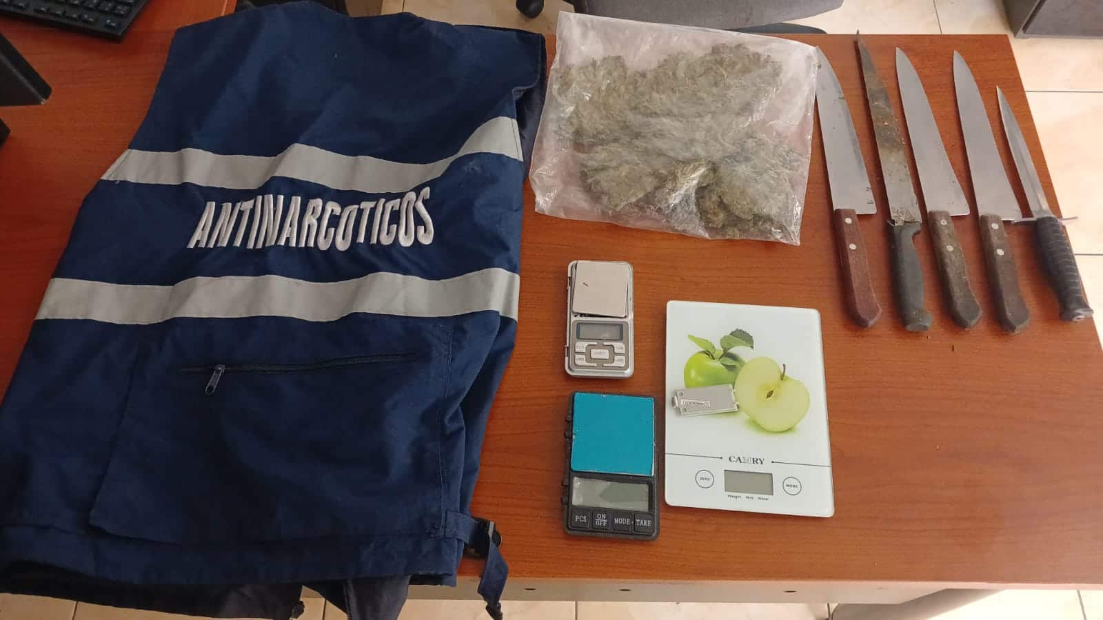 Policía aprehendió a dos hombres con droga, armas blancas y un chaleco con la leyenda “Antinarcóticos” en el norte de Quito