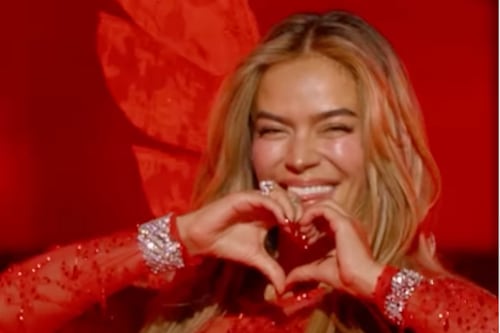 Karol G brilló y cantó en el Victoria’s Secret Fashion Show