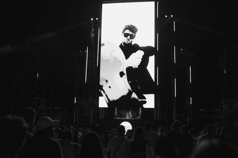 VITÉRI, DJ y productor ecuatoriano, durante una presentación en la escena electrónica.