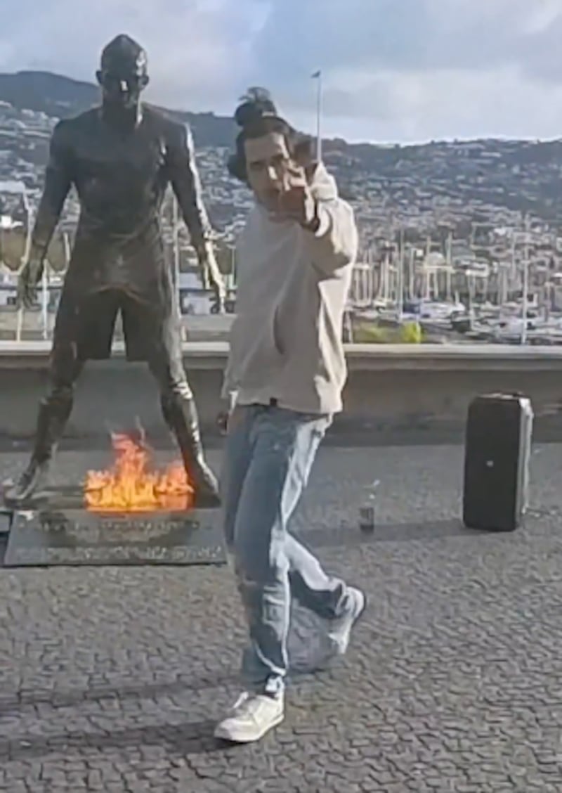 ¡Insólito! influencer incendió la estatua de Cristiano Ronaldo para grabar un video - Fuente: Video de X