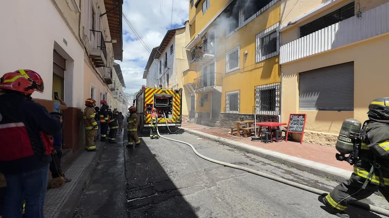 Explosión de tanque de gas dejó un fallecido tras incendio en el centro de Quito