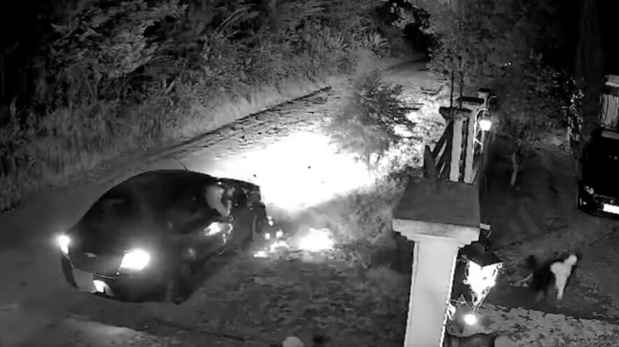 VIDEO: sujetos dejaron un explosivo en la puerta de una vivienda en Tumbaco.