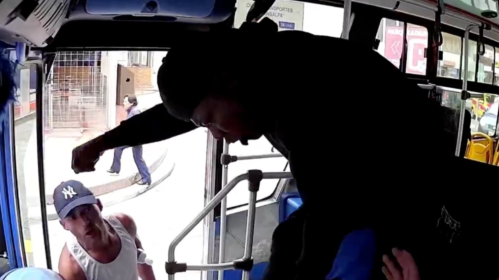 Detienen a delincuentes que asaltaban buses en el norte de Quito