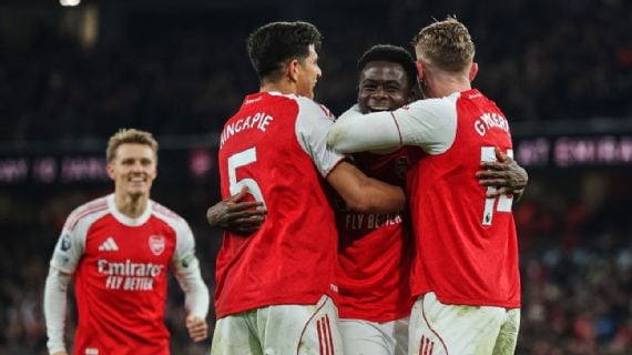 Piero Hincapié y Bukayo Saka con Arsenal