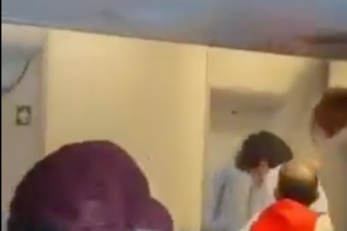 Momento en que un pasajero quiso abrir la puerta de la cabina de un avión en pleno vuelo Madrid-Caracas