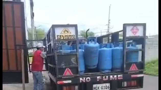 Conductor de camión que transporta cilindros de gas