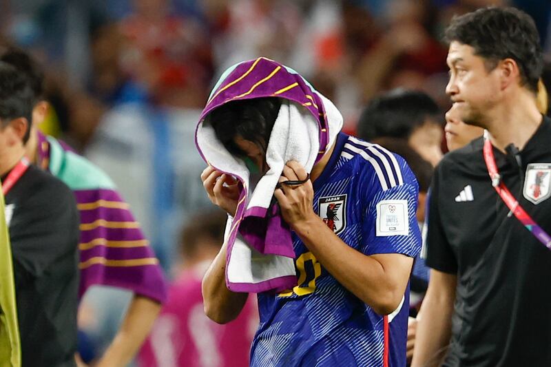 Takumi Minamino Japón se lamenta al perder hoy, en la serie de penaltis en un partido de los octavos de final del Mundial