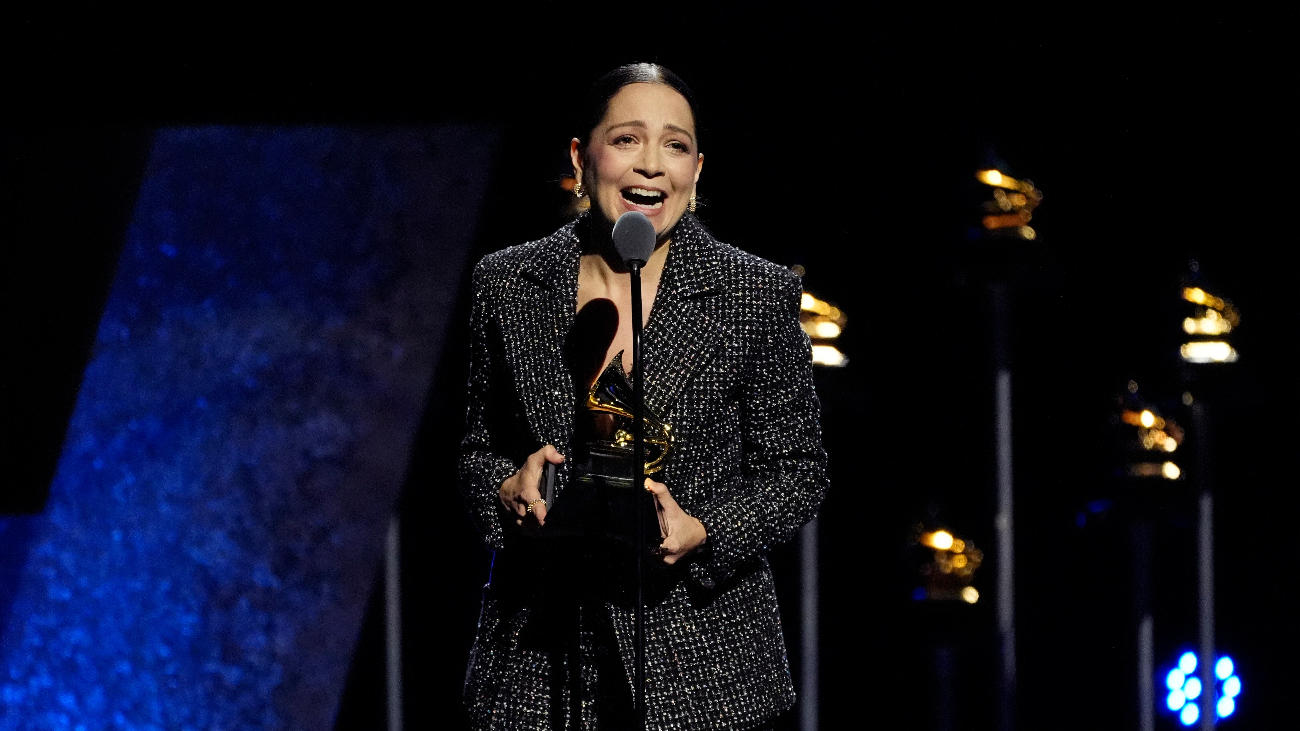 Natalia Lafourcade recibe el premio a mejor álbum de rock o música alternativa latina por "De todas las flores" en la 66a entrega anual de los Premios Grammy el domingo 4 de febrero de 2024 en Los Ángeles. (Foto AP/Chris Pizzello)