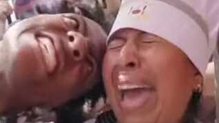 Mujer pide a Speed que pague por los productos consumidos.