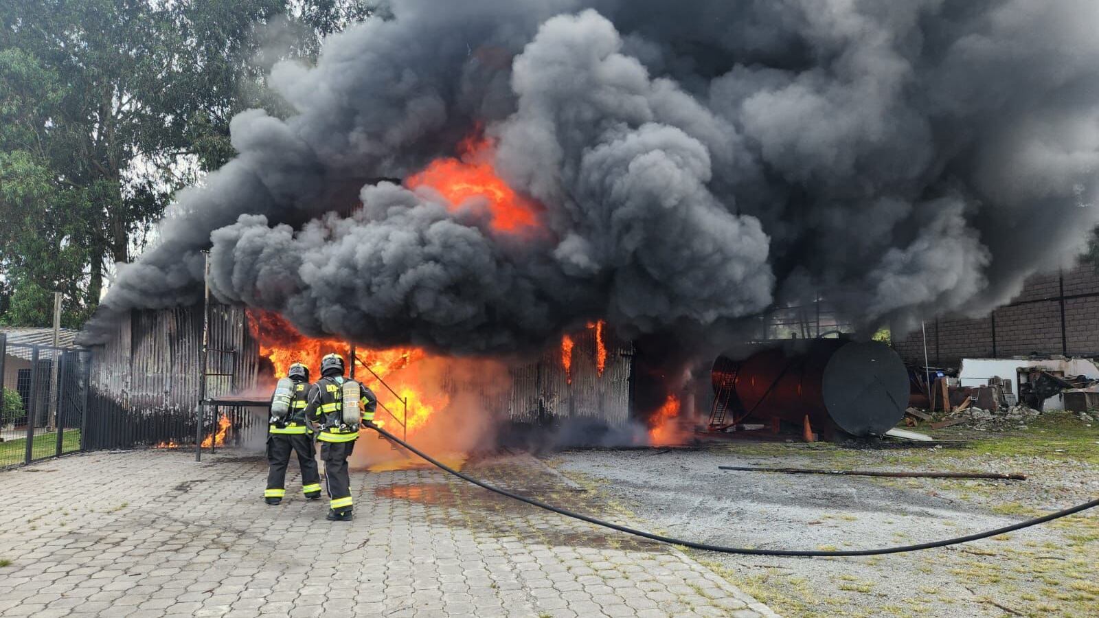 Incendio se registró en la Autopista General Rumiñahui.